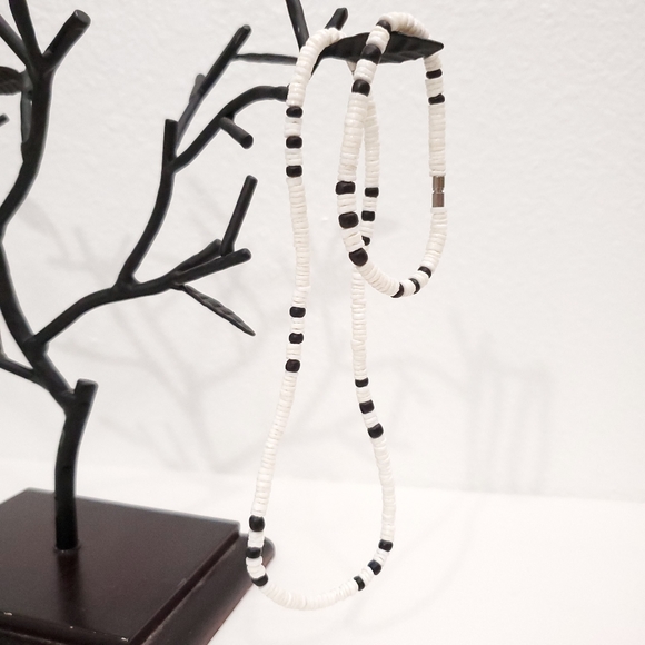 Puka Seashell White & Black Necklace & Bracelet - Picture 2 of 4